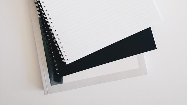 相談の内容を書き留めるノートとメモ用紙