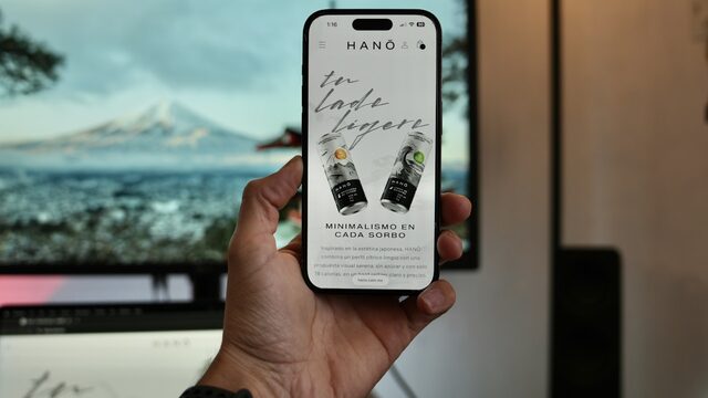 ホームページをスマートフォンで表示しているところ